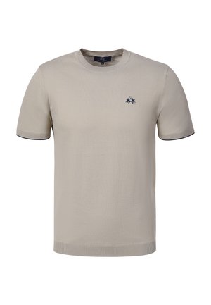 Beiger Kurzarm-Strickpullover mit Rundhalsausschnitt und kleinem dunkelblau besticktem Logo auf der linken Brust.