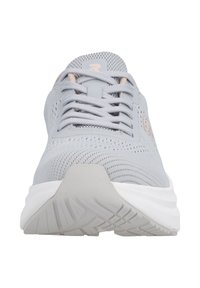 Baskets de sport gris clair avec une tige en mesh respirant, bout rond, semelle blanche rembourrée, et accents roses sur les lacets et le logo.
