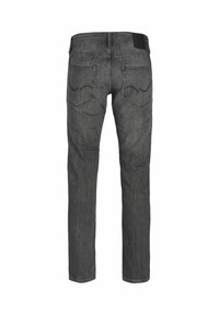 Jeans en denim gris avec une coupe droite, deux poches arrière et une étiquette de ceinture noire. Texture lisse et design minimaliste.
