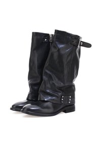 Czarne skórzane botki za kostkę o luźnym kroju, z zapięciem na zamek błyskawiczny i akcentami w postaci klamerek. Posiadają dekoracyjne ćwieki po bokach oraz niski obcas.