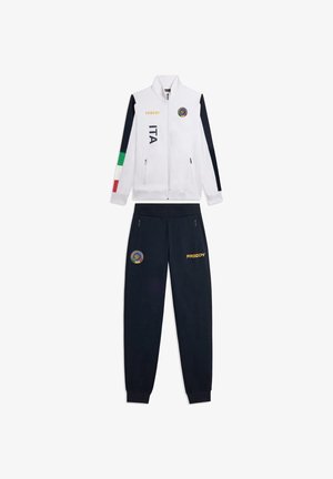Giacca bianca con zip e colori della bandiera italiana sulla manica, "ITA" e loghi; pantaloni blu navy con loghi abbinati e tasche laterali con zip.