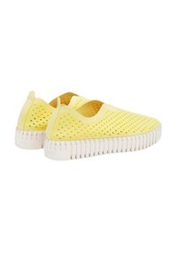 Geel geperforeerde schoenen met een lichtgewicht ontwerp, voorzien van een witte geribbelde zool en een zachte textuur. Instapmodel met een klein pull tab.