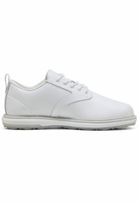 Scarpe da golf bianche con una parte superiore liscia simile alla pelle, dettagli perforati, chiusura con lacci e una suola in gomma testurizzata per la presa.