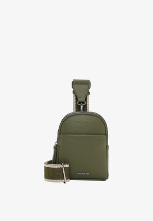 Mała torebka na ramię z oliwkowej, teksturowanej skóry, z przednią kieszonką, srebrnym zamkiem błyskawicznym i szerokim, regulowanym materiałowym paskiem z beżowymi krawędziami.