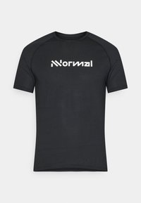T-shirt noir à manches courtes en tissu texturé, arborant un logo blanc "Normal" sur la poitrine dans une police moderne.