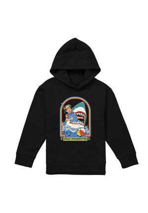 Schwarzer Kapuzenpullover mit farbenfrohem Motiv eines Schnorchlers in der Nähe eines offenen Haifischmauls und eines Strandballs, mit der Aufschrift "Stay Positive!"