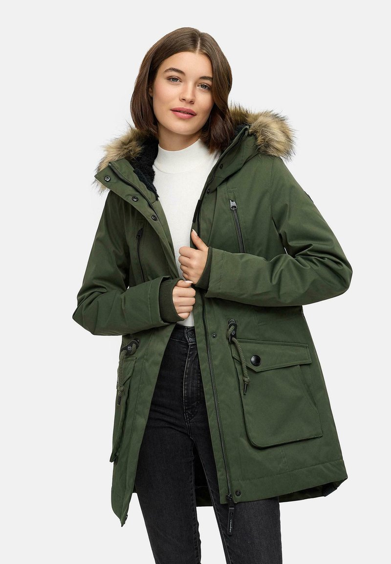 Parka verde oliva con cappuccio foderato in pelliccia sintetica, caratterizzata da tasche frontali con zip e bottoni e cordini regolabili in vita.