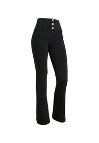 Pantalones negros de tiro alto con una silueta ajustada, tres botones dorados en la parte frontal y bolsillos laterales. Tejido suave con un ligero estiramiento.