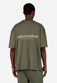 Pegador COLNE LOGO TEE - Μπλουζάκι με στάμπα - washed faded olive cozy beige