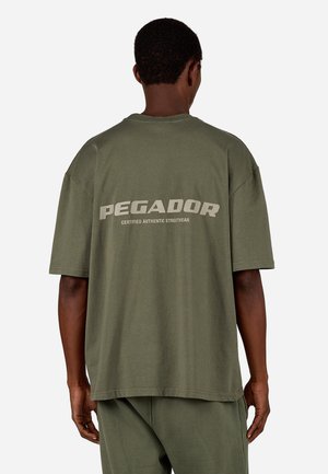 COLNE LOGO TEE - Tričko s potlačou - washed faded olive cozy beige