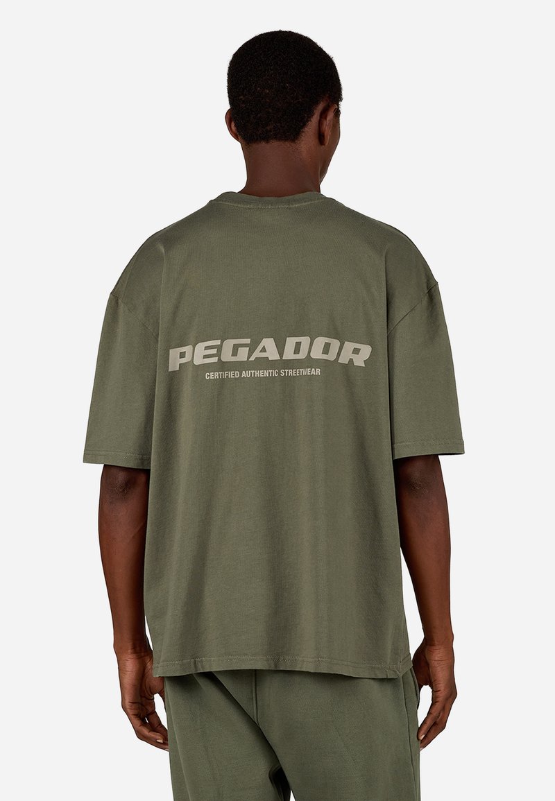Pegador COLNE LOGO TEE - Μπλουζάκι με στάμπα - washed faded olive cozy beige