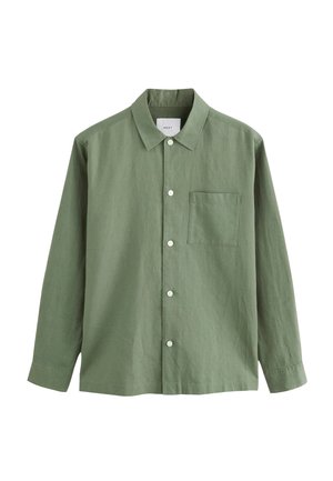 Roheline pika varrukaga särk, mis on valmistatud tekstuurse kangaga, varustatud kraega, mis kinnitub nööpidega, esitasku ja valgete nööpidega.