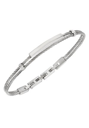 Bracelet câble torsadé en argent avec une plaque lisse rectangulaire et une fermeture à clip métallique sur fond blanc.