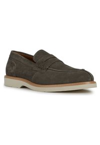 Mocassins en daim gris à bout arrondi, avec des accents de coutures et une semelle en caoutchouc beige. Conception sans lacets avec un profil bas.