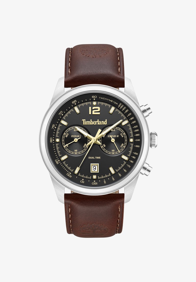Montre-bracelet Timberland à double fuseau horaire avec cadran noir, index dorés, guichet date, tachymètre, boîtier argenté et bracelet en cuir marron embossé du logo.