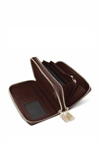 Portefeuille en cuir marron foncé avec fermeture zippée, doté de plusieurs emplacements pour cartes, de compartiments et d'une quincaillerie en métal doré.