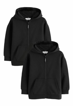 Zwei schwarze Kapuzenpullover mit Reißverschluss, Fronttaschen, gerippten Bündchen sowie Markenetiketten am Reißverschlussgriff und am Nackenlabel.