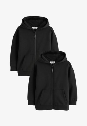 Twee zwarte capuchontruien met ritssluiting, voorzakken, geribbelde manchetten en merklabels aan de ritstrekker en het neklabel.