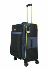 Valise souple de couleur bleu marine et noire avec des accents jaunes, poignée télescopique, poche avant, poignée latérale, serrure à combinaison et quatre roues pivotantes.