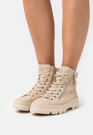 Beige leren high-top sneakers met veters, ritsdetail, textuurafwerking en dikke off-white zool. Toont twee schoenen.