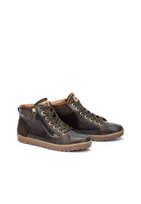 Zapatillas altas de cuero verde oscuro con una superficie texturizada, que presentan acentos marrones, cordones y una cremallera lateral para un fácil acceso. Suela de goma.