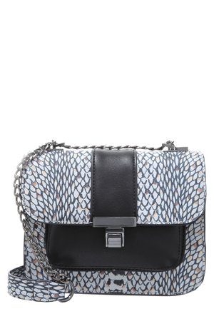 Mała prostokątna torebka na ramię z czarnym skórzanym przednim panelem, srebrnym zapięciem, łańcuszkowym paskiem i niebiesko-szarym wzorem wężowej skóry.