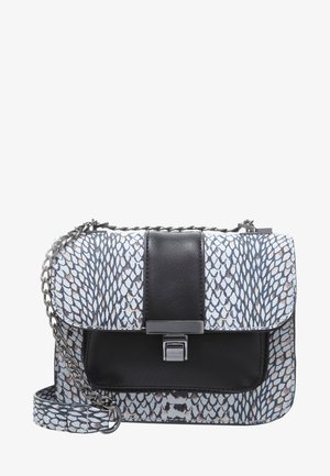 Mała prostokątna torebka na ramię z czarnym skórzanym przednim panelem, srebrnym zapięciem, łańcuszkowym paskiem i niebiesko-szarym wzorem wężowej skóry.