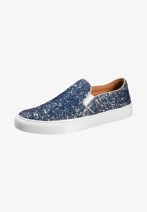 Blå glitrende slip-on sneakers med en hvid gummisål, glat tekstur og rund tå; har elastiske sideaccent for nemt at tage dem på.