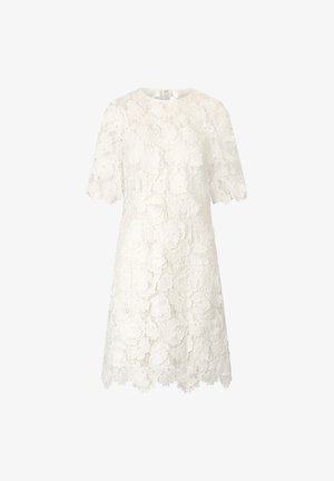 Witte kanten jurk met korte mouwen, bloemenpatronen en een ronde halslijn. De zoom is intricaat geschulpt voor extra detail.
