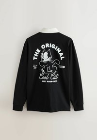 Schwarzes Langarm-Polo mit weißem Kragen. Grafik einer Cartoon-Katze und Text auf dem Rücken mit der Aufschrift "DIE ORIGINAL Cool Cat."