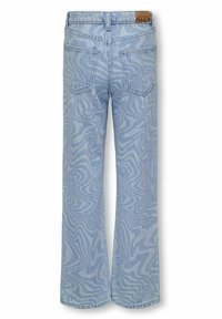 Jeans de corte amplio en azul claro, con un patrón ondulado, cinco bolsillos y una etiqueta en la cinturilla. Fabricados en denim con una textura suave.