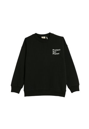 Czarna bluza wykonana z miękkiego materiału, z okrągłym dekoltem, długimi rękawami i białym napisem "Chroń naszą planetę" z przodu.