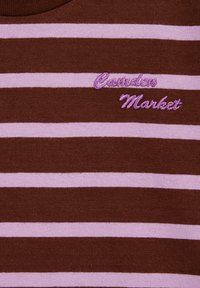 Brun och ljusrosa randig tyg med rund halsringning; har broderad text "Camden Market" i rosa tråd.