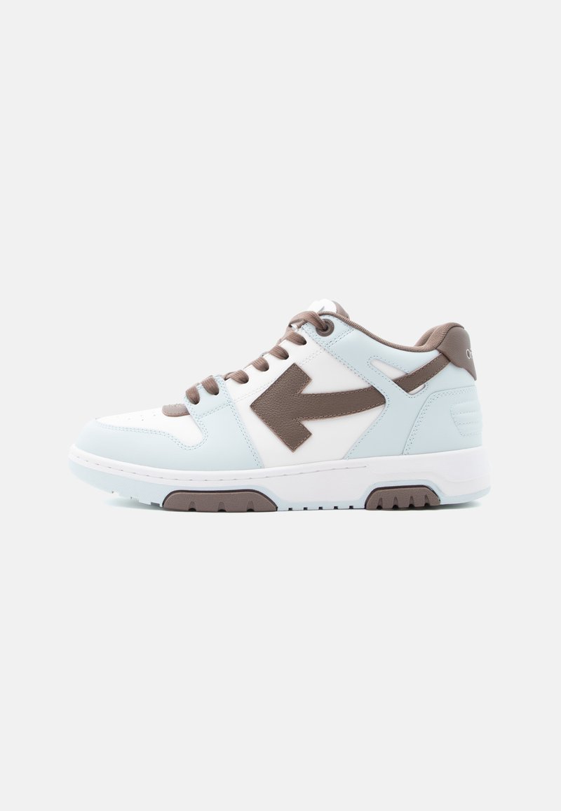 Χαμηλό αθλητικό παπούτσι με λευκά και ανοιχτά γαλάζια πάνελ, καφέ κορδόνια, στοιχεία στη σόλα και μεγάλο καφέ σχέδιο βέλους στο πλάι.