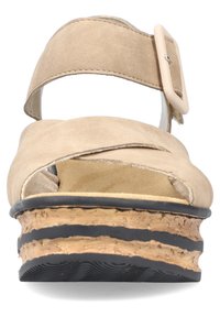 Sandalo in suede beige con suola in sughero, design a fascetta incrociata e chiusura con fibbia. Presenta una suola esterna in gomma nera testurizzata.