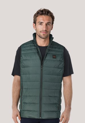 Gilet imbottito verde con colletto alto, chiusura con zip e tasche laterali. Tessuto leggero con trapuntatura orizzontale e un piccolo logo del marchio.