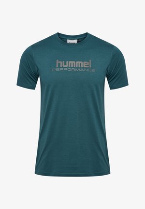 Turquoise sport T-shirt gemaakt van zachte stof, met korte mouwen en een ronde hals. "Hummel PERFORMANCE" in grijs gedrukt over de borst.