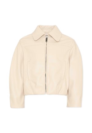 Kremowa krótka kurtka z długimi rękawami, szerokim kołnierzem, przednim zamkiem błyskawicznym i bocznymi kieszeniami na białym tle.