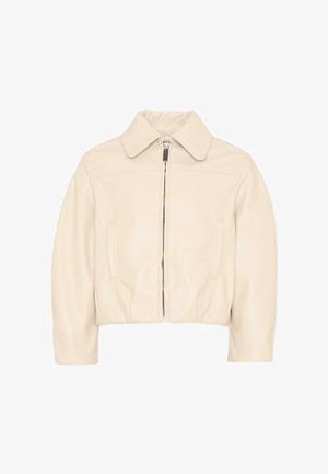Veste courte couleur crème avec manches longues, large col, fermeture éclair frontale et poches latérales sur fond blanc.
