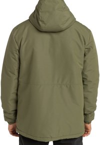 Giacca a vento verde oliva con cappuccio, caratterizzata da una texture liscia, polsini elasticizzati e un orlo arricciato per un aspetto aderente.