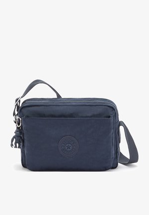 Tmavě modrá crossbody taška vyrobená z texturované tkaniny, s uzavíráním na zip, přední kapsou a vystouplým logem se malým přívěskem ve tvaru opičky.