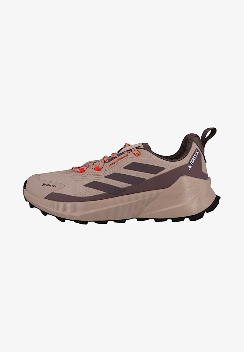 Buty trekkingowe GORE-TEX w jasnym beżu z ciemnobrązowymi akcentami, teksturowana syntetyczna cholewka, pomarańczowe sznurowadła i wytrzymała czarna podeszwa zapewniająca przyczepność.