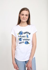 Hvid t-shirt med korte ærmer, prydet med bl�å fisk illustrationer og tekst: "HOOOW AAARE YOUOO??". Klassisk pasform, lavet af bomuldsmateriale.