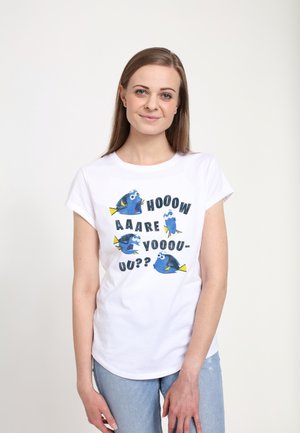 T-shirt blanc à manches courtes avec des illustrations de poissons bleus et le texte : "HOOOW AAARE YOUOO??". Coupe classique, en coton.