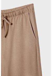 Stradivarius Träningsbyxor - beige