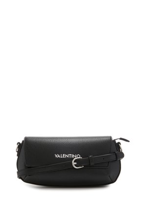 Zwarte leren schoudertas met een opklapbare klep, verstelbare schouderband en zilverkleurige accenten met het "VALENTINO" logo.