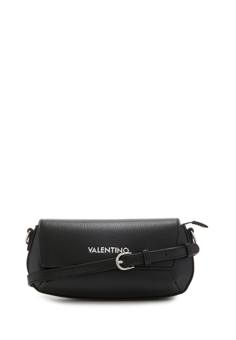 Sac en bandoulière en cuir noir avec rabat, bandoulière ajustable et quincaillerie en ton argent avec le logo "VALENTINO".