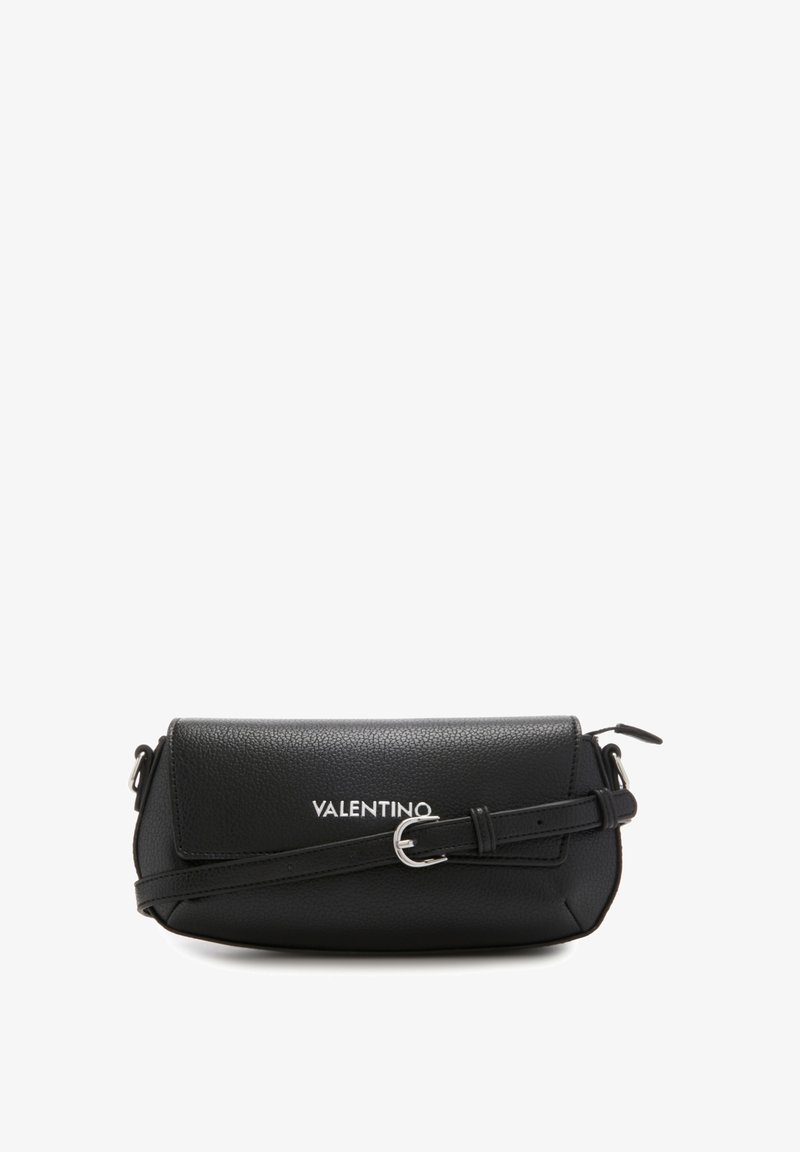 Sac en bandoulière en cuir noir avec rabat, bandoulière ajustable et quincaillerie en ton argent avec le logo "VALENTINO".