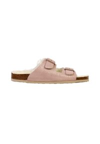 Roze glitter slide-sandalen met twee verstelbare gespen, een zachte voering van bont en een gevormde kurken voetbed. Platte loopzool met een textuur voor grip.