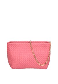 Borsa a tracolla in ecopelle rosa intrecciata con catena dorata, caratterizzata da una forma strutturata e una texture liscia.